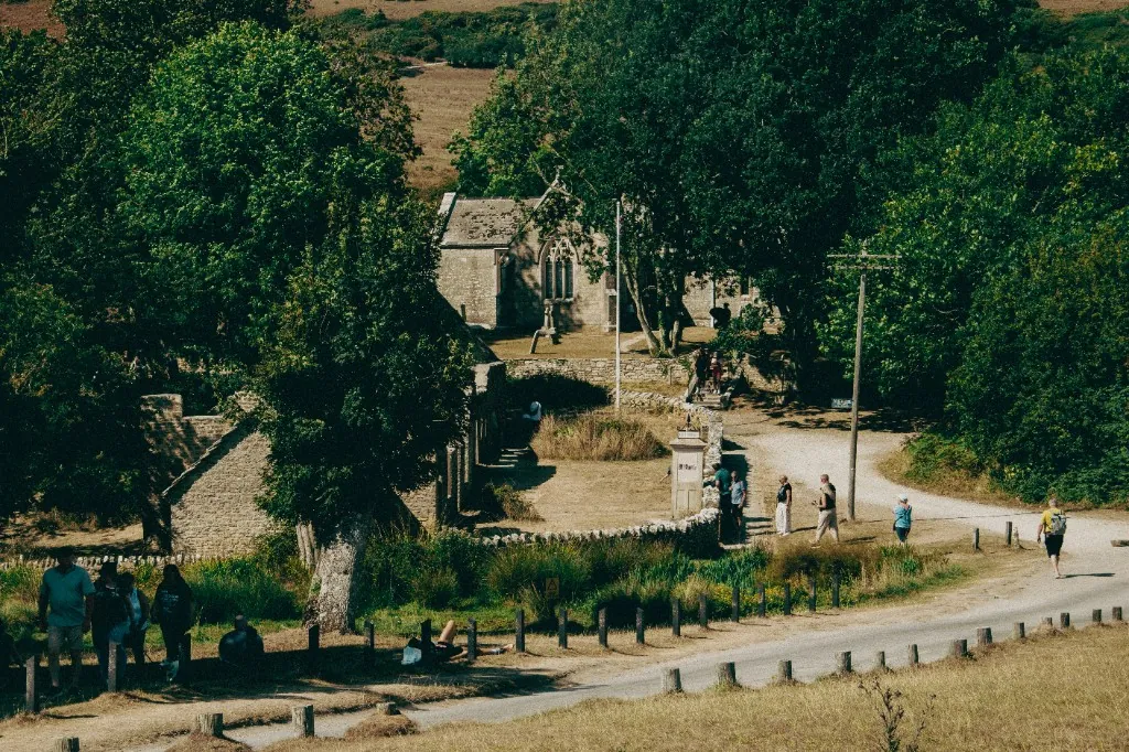 泰納娒鬼村，廢墟與教堂