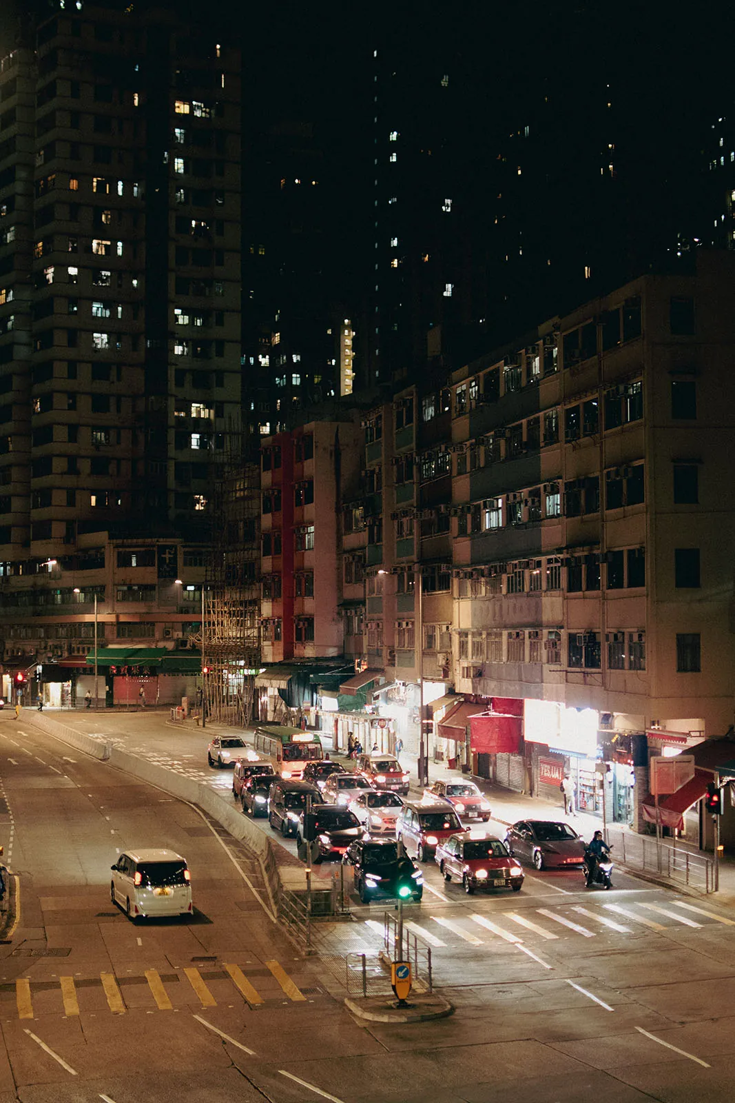 香港，從住所樓下行人天橋俯瞰街上車流